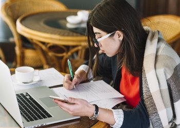 businesswoman using laptop coffee shop 1